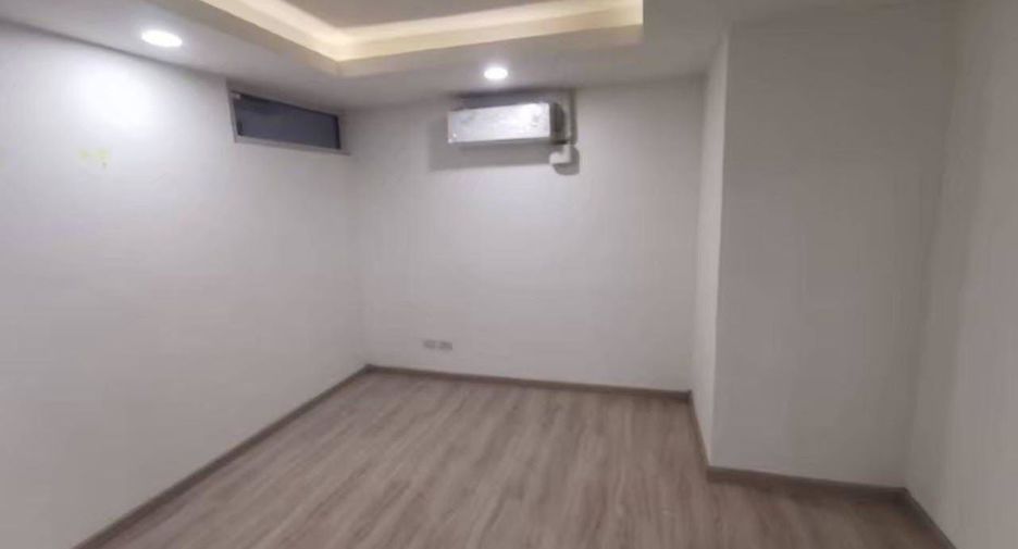 À louer et à vendre 4 chambres condo à Khlong Toei, Bangkok