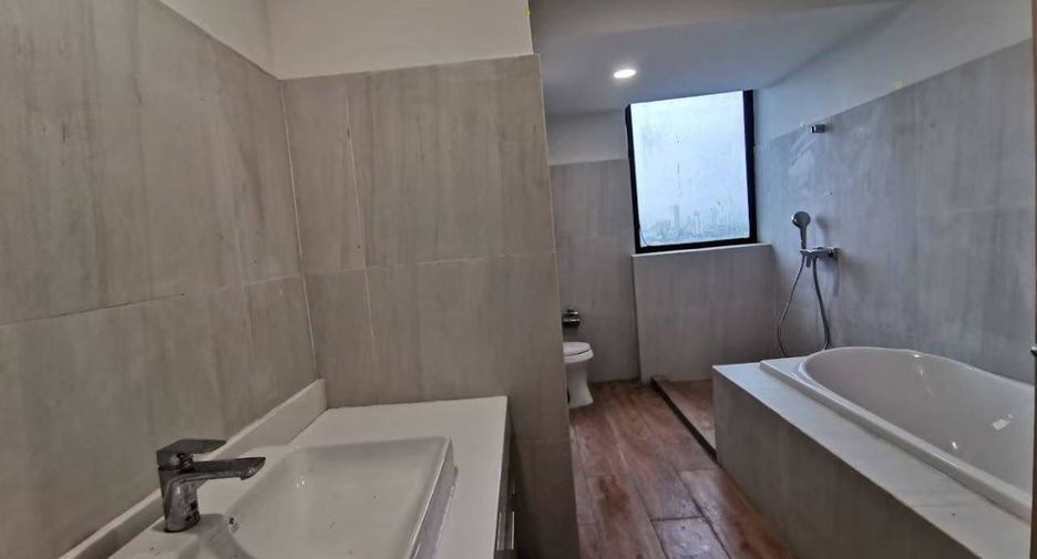 À louer et à vendre 4 chambres condo à Khlong Toei, Bangkok