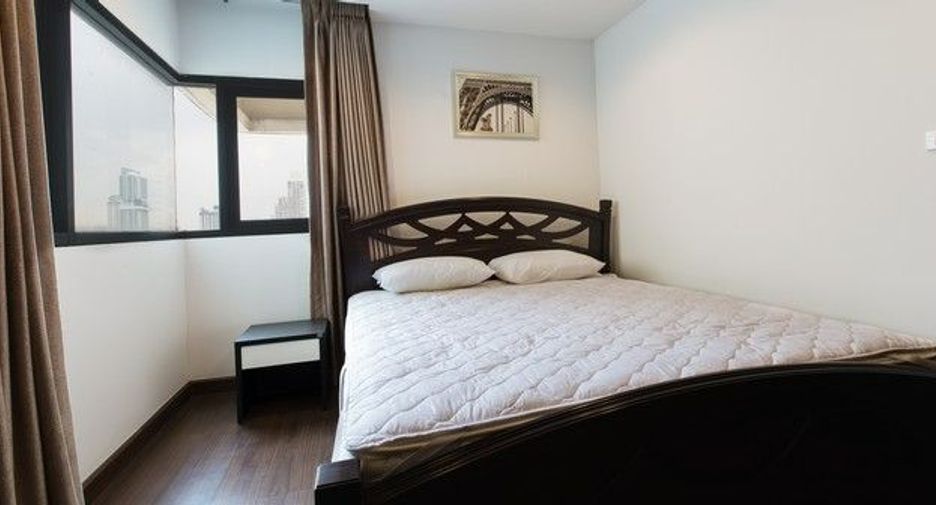 For rent 3 bedrooms condo in Sathon, Bangkok