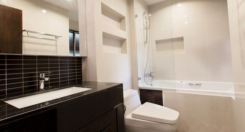 For rent 3 bedrooms condo in Sathon, Bangkok