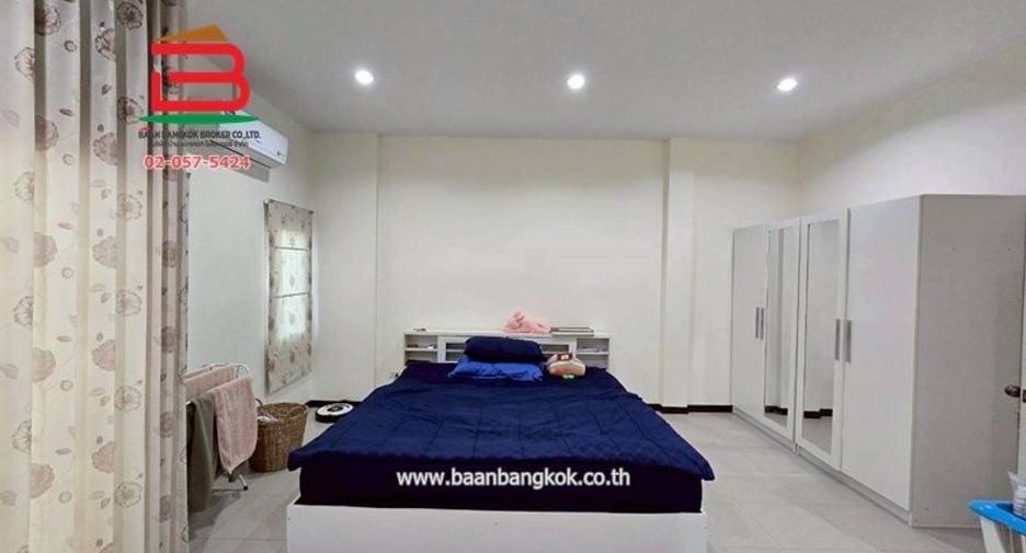 Reihenhaus zum Kauf mit 2 Zimmer in Ban Bueng, Chonburi