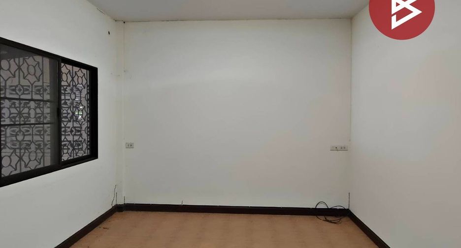 Продажа 2 спальни таунхаус в Ban Bueng, Чонбури