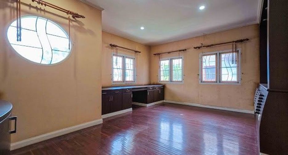 For sale 4 bedrooms house in Thawi Watthana, Bangkok