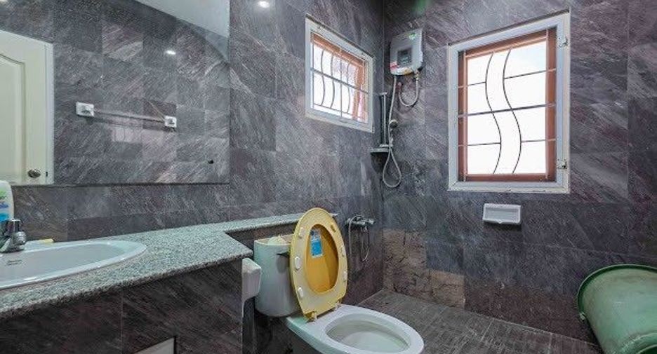 For sale 4 bedrooms house in Thawi Watthana, Bangkok