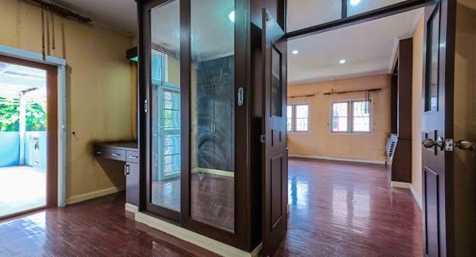 For sale 4 bedrooms house in Thawi Watthana, Bangkok
