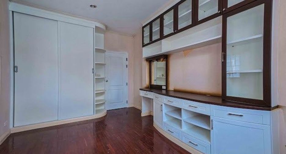 For sale 4 bedrooms house in Thawi Watthana, Bangkok