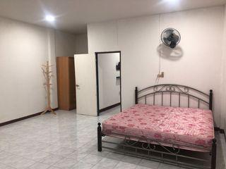 Casa adosada en alquiler de 2 habitaciones en Phra Khanong, Bangkok