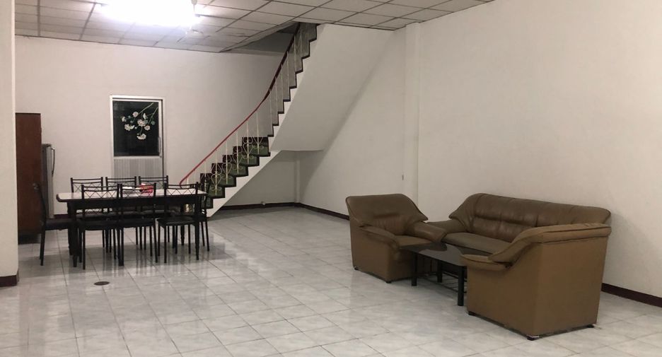 Casa adosada en alquiler de 2 habitaciones en Phra Khanong, Bangkok