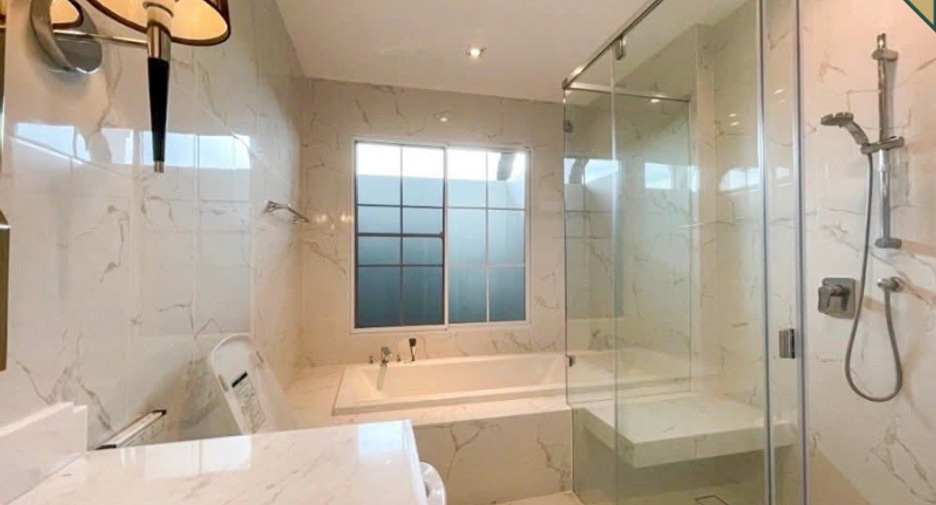 Haus zur Miete und zum Kauf mit 4 Zimmer in Bang Khen, Bangkok