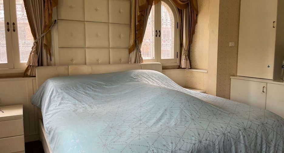 For sale 4 bedrooms house in Phra Khanong, Bangkok