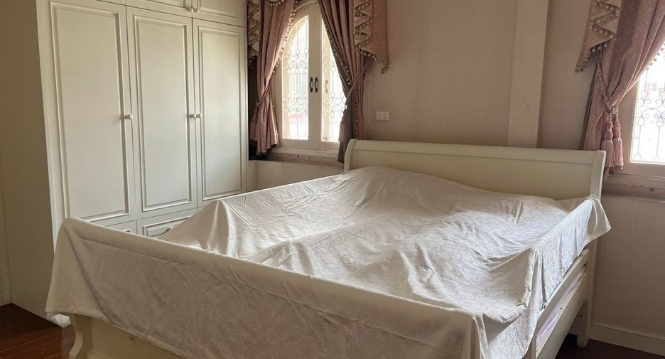 For sale 4 bedrooms house in Phra Khanong, Bangkok