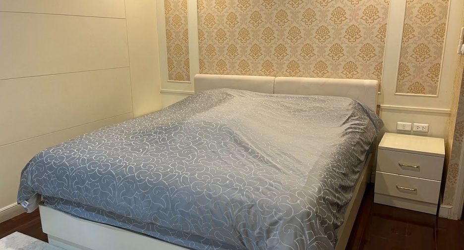 For sale 4 bedrooms house in Phra Khanong, Bangkok