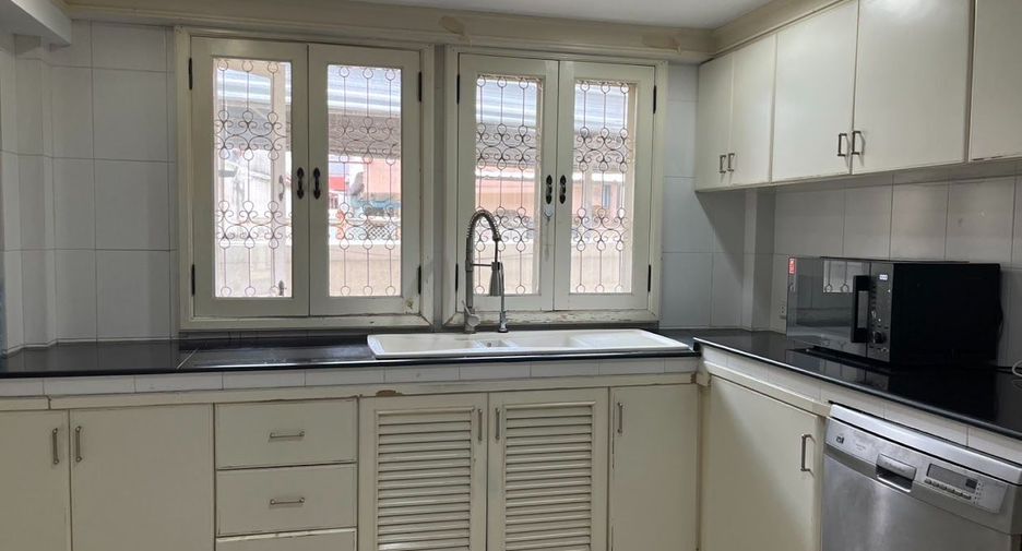For sale 4 bedrooms house in Phra Khanong, Bangkok
