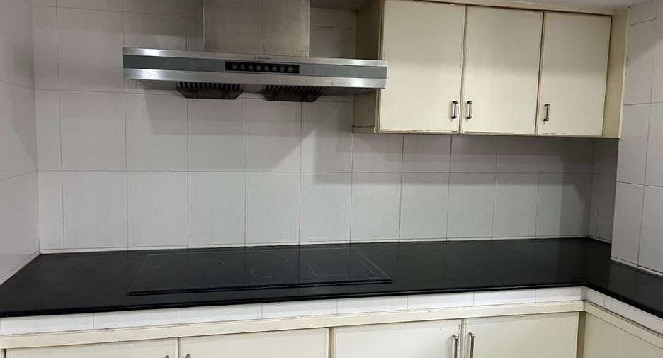 For sale 4 bedrooms house in Phra Khanong, Bangkok