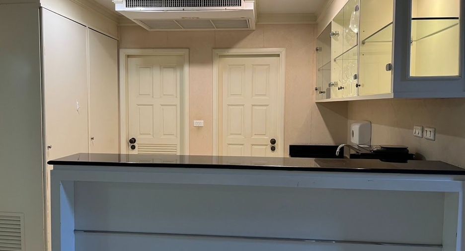 For sale 4 bedrooms house in Phra Khanong, Bangkok