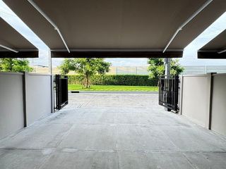 For rent 2 bedrooms townhouse in Saphan Sung, Bangkok