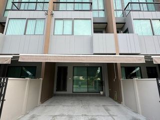 For rent 2 bedrooms townhouse in Saphan Sung, Bangkok
