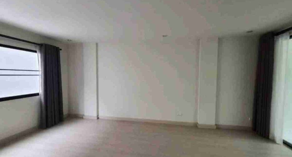 For rent and for sale 3 bedrooms townhouse in Lat Phrao, Bangkok