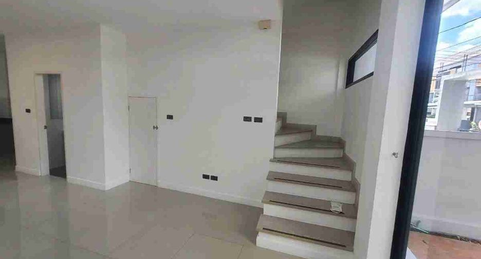 For rent and for sale 3 bedrooms townhouse in Lat Phrao, Bangkok