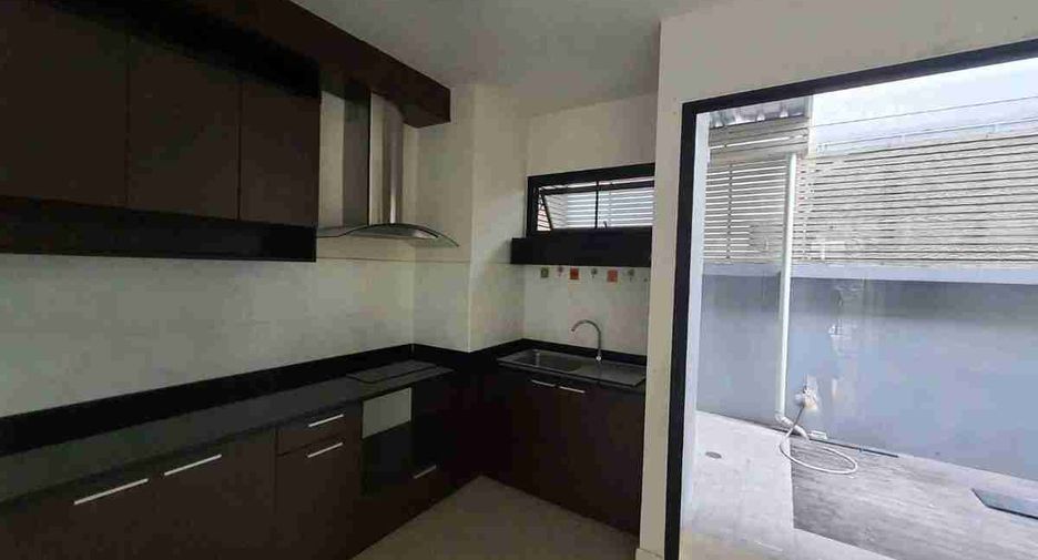 For rent and for sale 3 bedrooms townhouse in Lat Phrao, Bangkok