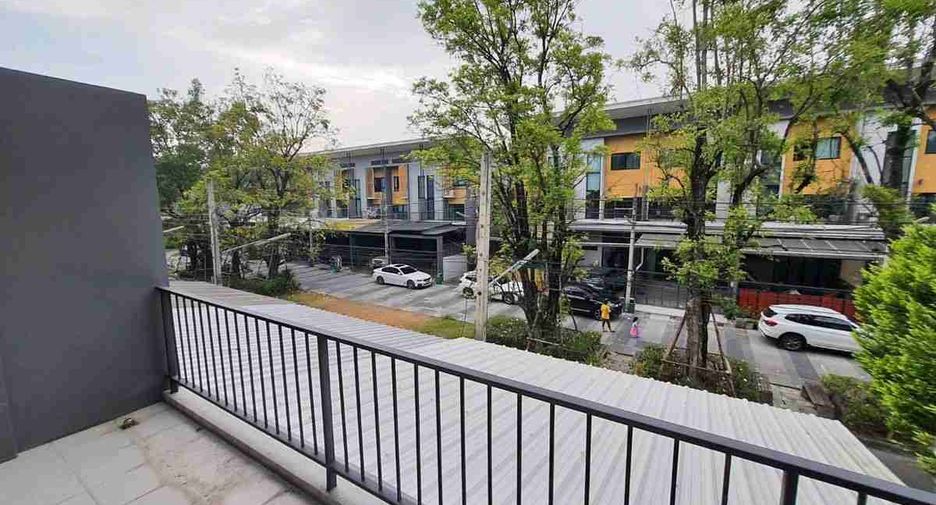 For rent and for sale 3 bedrooms townhouse in Lat Phrao, Bangkok