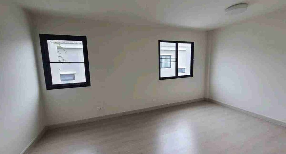 For rent and for sale 3 bedrooms townhouse in Lat Phrao, Bangkok