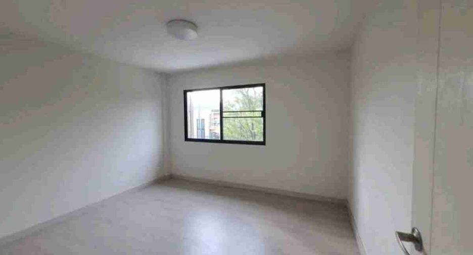 For rent and for sale 3 bedrooms townhouse in Lat Phrao, Bangkok
