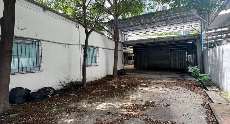 For rent retail Space in Phra Khanong, Bangkok