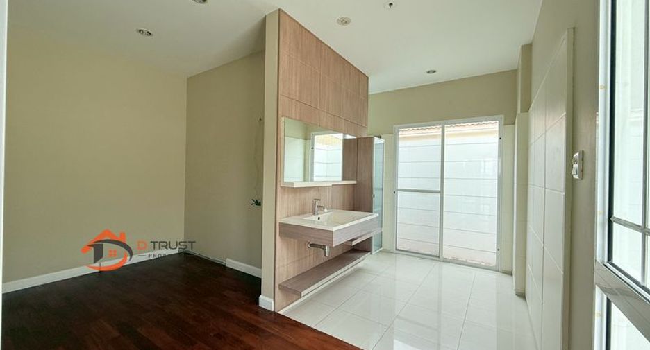 For sale 3 bedrooms house in Mueang Samut Prakan, Samut Prakan