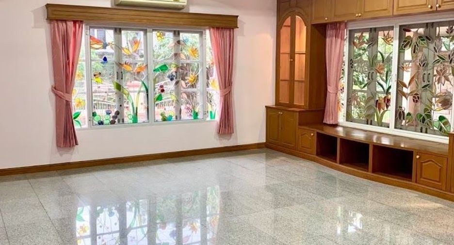 For sale 5 bedrooms house in Khlong Sam Wa, Bangkok