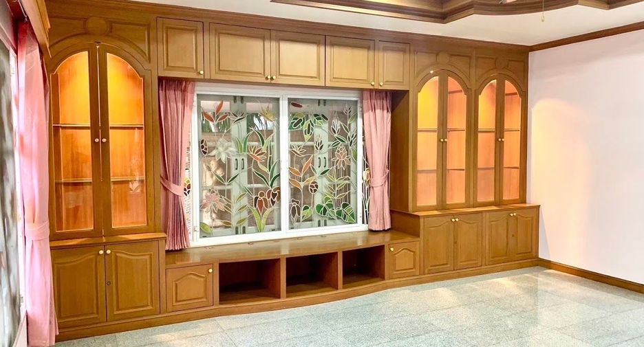 For sale 5 bedrooms house in Khlong Sam Wa, Bangkok