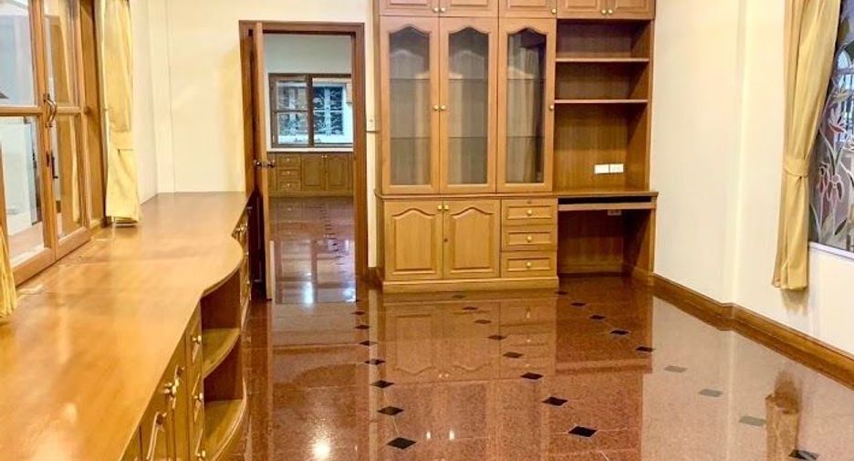 For sale 5 bedrooms house in Khlong Sam Wa, Bangkok