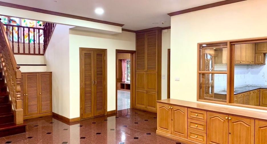 For sale 5 bedrooms house in Khlong Sam Wa, Bangkok