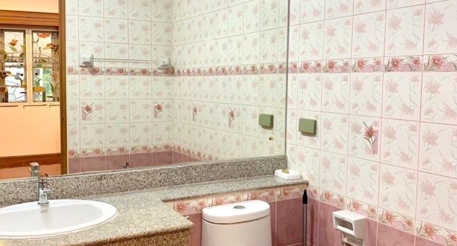 For sale 5 bedrooms house in Khlong Sam Wa, Bangkok