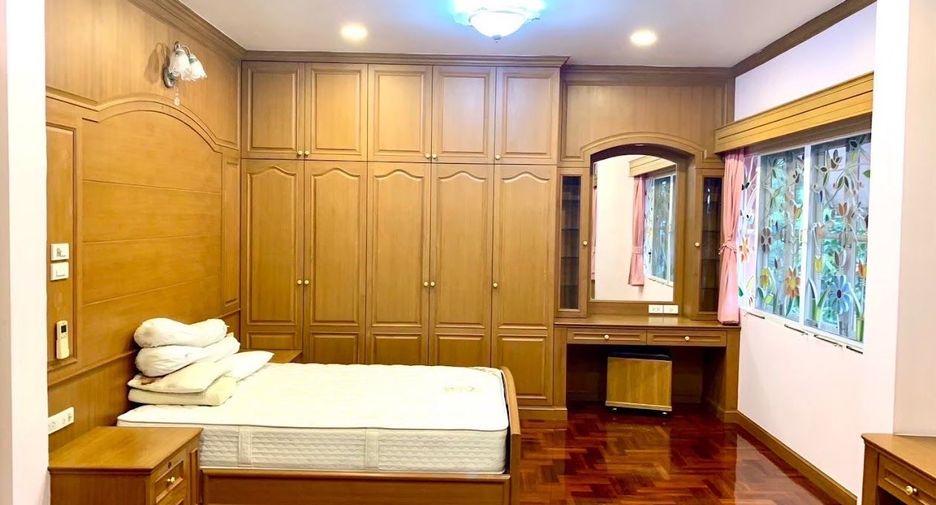 For sale 5 bedrooms house in Khlong Sam Wa, Bangkok