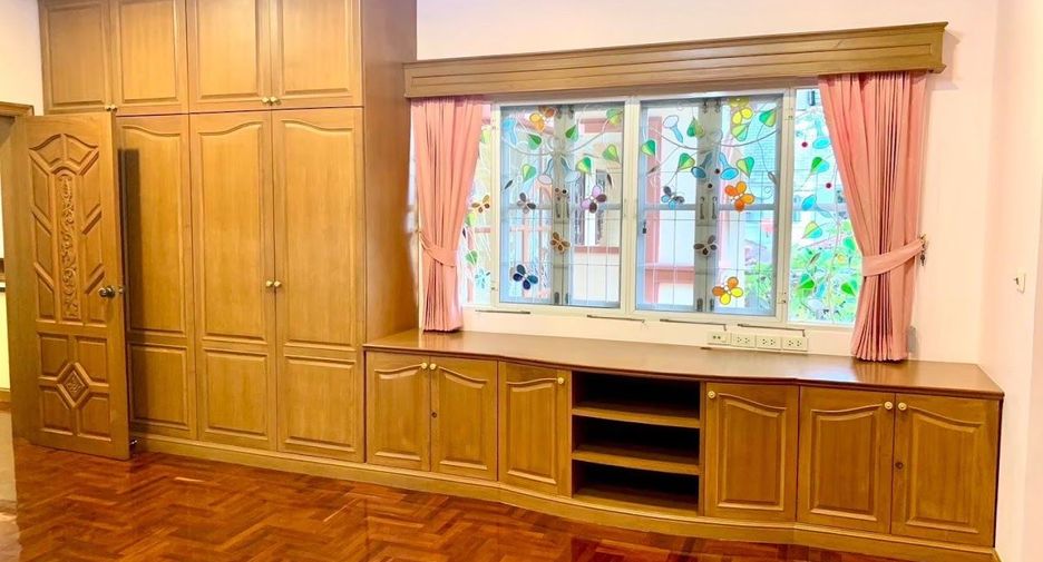 For sale 5 bedrooms house in Khlong Sam Wa, Bangkok