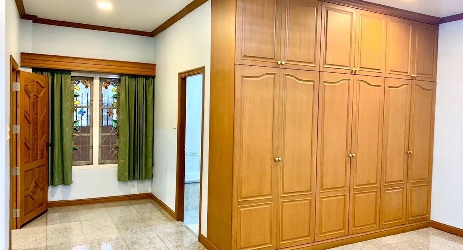 For sale 5 bedrooms house in Khlong Sam Wa, Bangkok