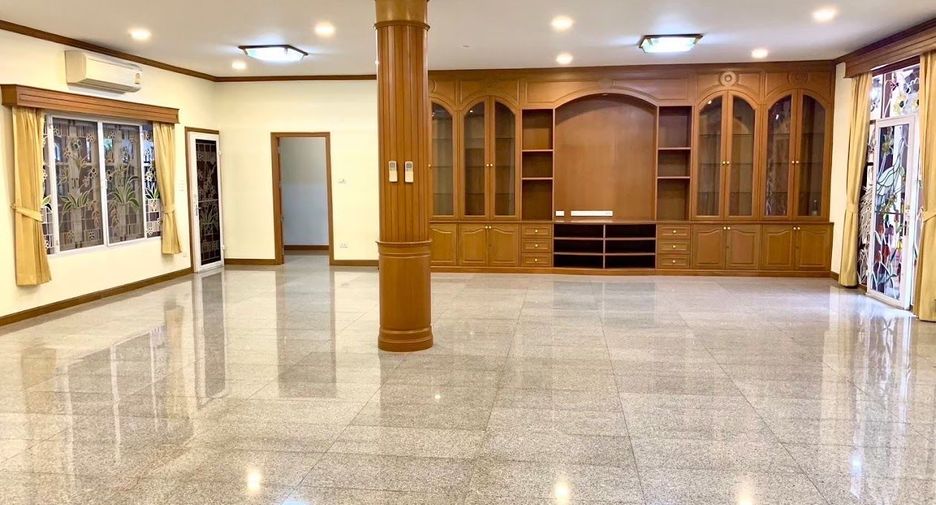For sale 5 bedrooms house in Khlong Sam Wa, Bangkok