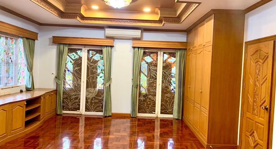 For sale 5 bedrooms house in Khlong Sam Wa, Bangkok