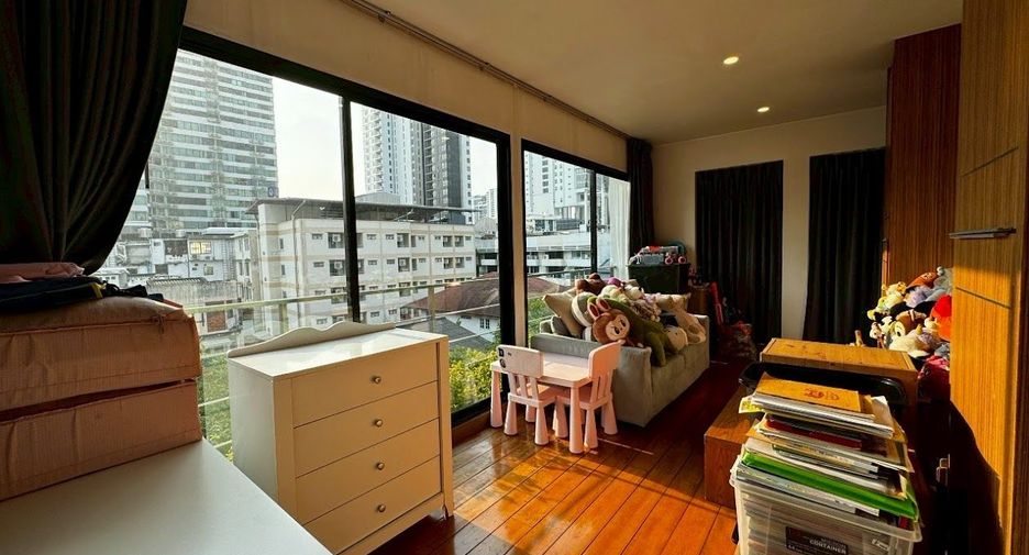 For rent 3 bedrooms townhouse in Watthana, Bangkok