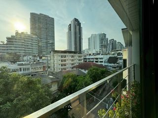 Casa adosada en alquiler de 3 habitaciones en Watthana, Bangkok