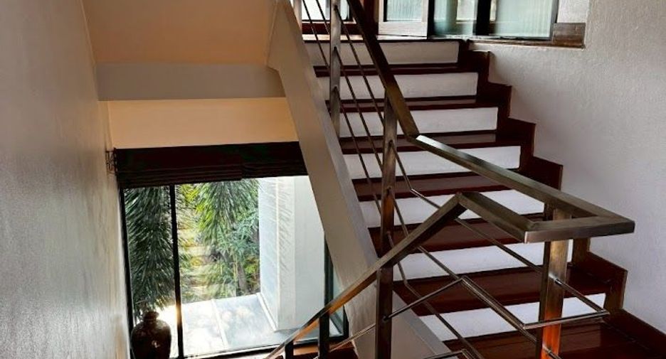 For rent 3 bedrooms townhouse in Watthana, Bangkok