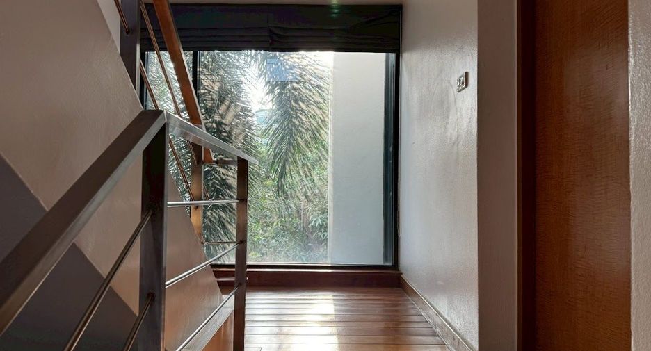 For rent 3 bedrooms townhouse in Watthana, Bangkok