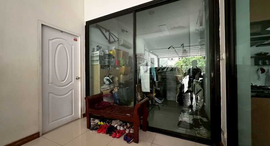 For rent 3 bedrooms townhouse in Watthana, Bangkok