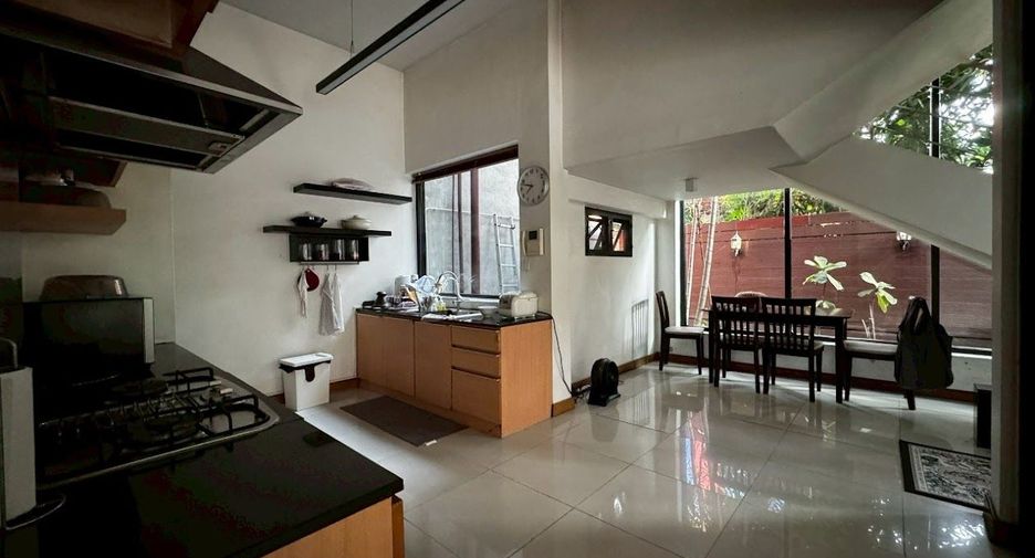 For rent 3 bedrooms townhouse in Watthana, Bangkok