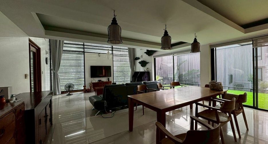 For rent 3 bedrooms townhouse in Watthana, Bangkok