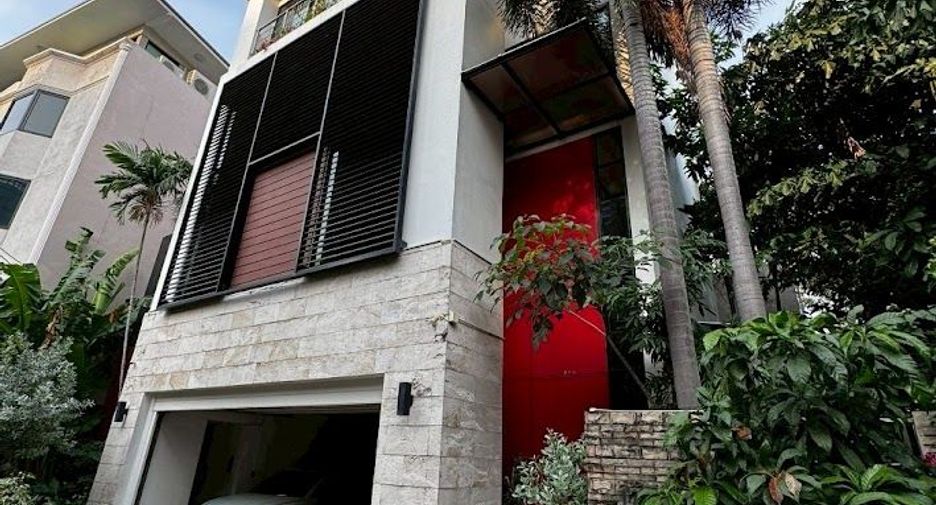 For rent 3 bedrooms townhouse in Watthana, Bangkok