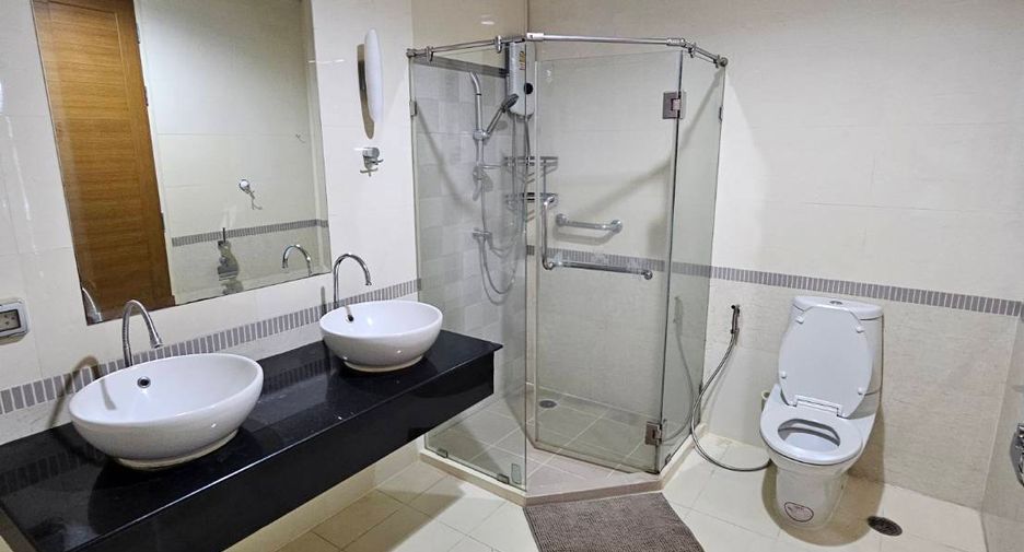 For rent 3 bedrooms condo in Ratchathewi, Bangkok