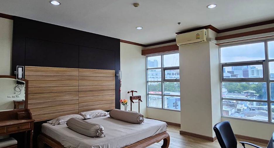 For rent 3 bedrooms condo in Ratchathewi, Bangkok