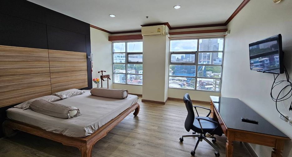 For rent 3 bedrooms condo in Ratchathewi, Bangkok